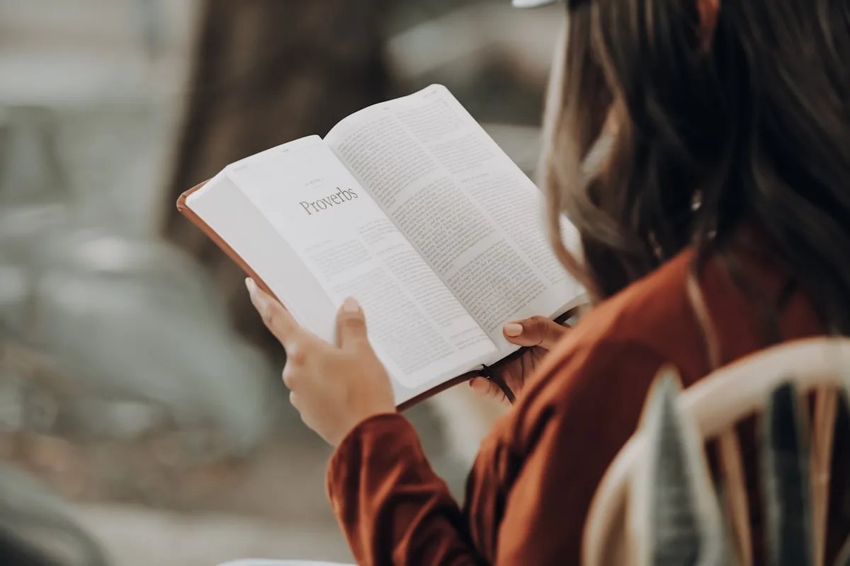 Adulto lendo livro para criança pequena — benefícios da leitura na primeira infância